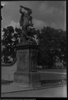 Białystok, Ogrody Branickich, ogr&oacute;d g&oacute;rny, rzeźba ogrodowa