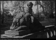 Białystok, Ogrody Branickich, rzeźba Sfinksa przed konserwacją