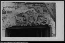 Białystok, fragment dekoracji nadproża okiennego fasady południowej korpusu gł&oacute;wnego Pałacu Branickich