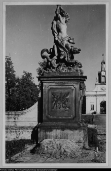 Białystok, Ogrody Branickich, rzeźba ogrodowa (Herkules walczący ze smokiem)