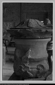 Białystok, Pałac Branickich, wazon parkowy przed rekonstrukcją