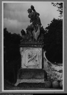 Białystok, Ogrody Branickich, rzeźba ogrodowa (Herkules walczący ze smokiem)