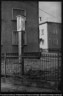 Białystok - Dojlidy Górne, kapliczka słupowa przy domu ul. Białostocka 52
