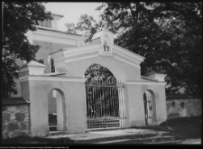 Jał&oacute;wka, brama przed kościołem