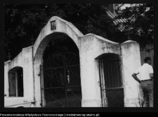 Ploski nad Narwią, brama przy cerkwi