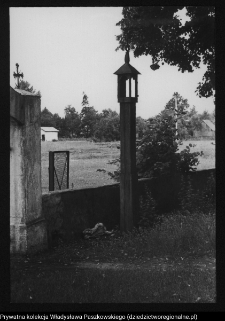 Ploski nad Narwią, kapliczka słupowa przy cerkwi