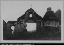 Mała Huta, brama folwarczna