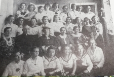 Maturzystki w gronie wychowawców