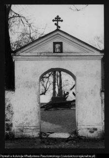 Klejniki, brama ogrodzenia przy cerkwi