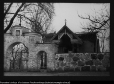 Klejniki, brama ogrodzenia przy cerkwi