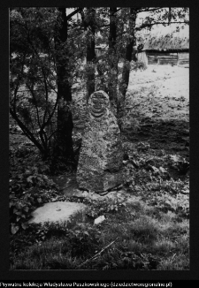 Płonka Kościelna, krzyż żeliwny z kamiennym postumentem i datą 1847 r.