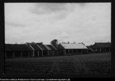 Płonka Kościelna, stodoły od strony wjazdu z Łap