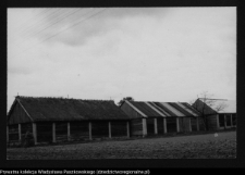 Płonka Kościelna, stodoły od strony wjazdu z Łap