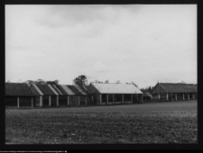 Płonka Kościelna, stodoły od strony wjazdu z Łap