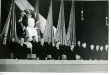 Natalia Gąsiorowska-Grabowska podczas odbywającej się w Teatrze Polskim akademii ku czci Juliana Marchlewskiego wśr&oacute;d członk&oacute;w prezydium akademii