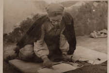 Zofia Wartołowska podczas prac we wsi Sąsiadka