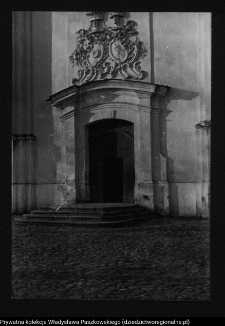 Sejny, portale z herbami nad drzwiami kościoła