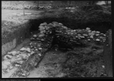 Nowogr&oacute;d, odsłonięty mur gotycki ratusza na Placu Ziemowita podczas badań archeologicznych