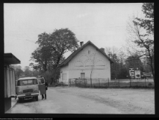 Żabin, dom znajdujący się naprzeciwko kościoła