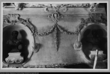 Supraśl, Pałac Opat&oacute;w - popiersia po rekonstrukcji