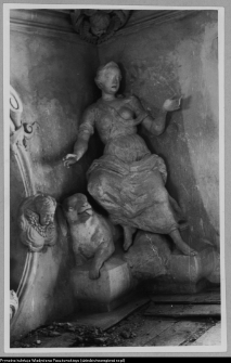 Supraśl, Pałac Opat&oacute;w - rzeżba po rekonstrukcji