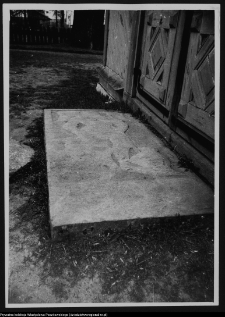 Narew, płyta renesansowa przy drzwiach kościoła