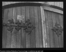 Rogale, drzwi kościoła