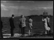 Władysław Paszkowski i jego wsp&oacute;łpracownicy - widok na klasztor w Wigrach