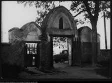 Smolany, brama kościoła