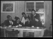 Władysław Paszkowski na fotografii - ze wsp&oacute;łpracownikami (stoi z prawej strony)