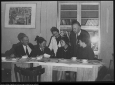 Władysław Paszkowski na fotografii - ze wsp&oacute;łpracownikami (stoi z prawej strony)