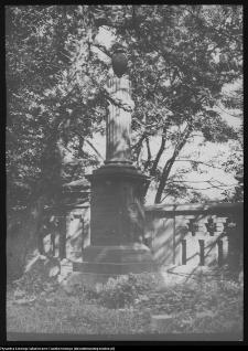 Kuczyn, żeliwny nagrobek kolumnowy z herbem Lis J&oacute;zefa hr. Starzeńskiego i jego żony Karoliny z 1831