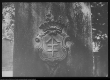 Kuczyn, herb Lis na nagrobku J&oacute;zefa Starzeńskiego i jego żony