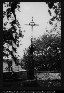 Niedźwiadna, krzyż przy kościele