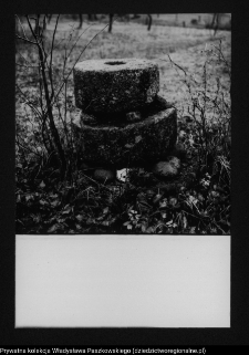 Kulesze Kościelne, kamienie żarnowe przy plebanii