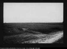 Mień, okolica wsi z wiatrakiem w oddali