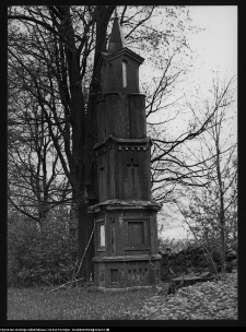 Siderka, pomnik przy kościele