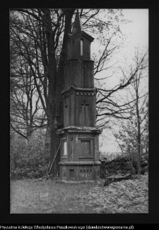 Siderka, pomnik przy kościele