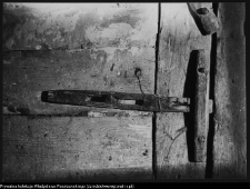 Chechłowo, zasuwa w drzwiach domu nr 6