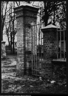 Ciechanowiec, brama pałacowa