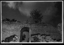 Mielnik, ruiny gotyckiego kościoła Świętej Tr&oacute;jcy