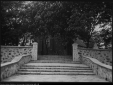 Niedźwiadna, schody prowadzące do kościoła