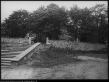 Niedźwiadna, schody prowadzące do kościoła