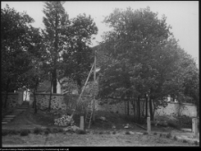 Niedźwiadna, mur ogrodzeniowy kościoła