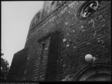 Niedźwiadna, fasada kościoła