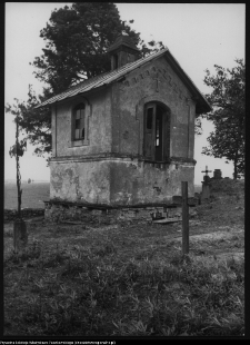 Niedźwiadna, kaplica grobowa Obryckich na cmentarzu