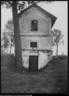 Niedźwiadna, kaplica grobowa Obryckich na cmentarzu