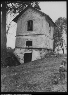Niedźwiadna, kaplica grobowa Obryckich na cmentarzu