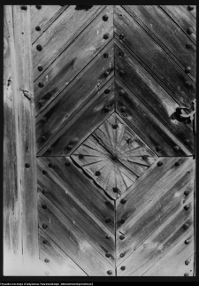 Sokoły, drzwi boczne kościoła cmentarnego Podwyższenia Krzyża Świętego