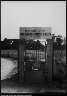 Cis&oacute;w, widok na bramę i ogr&oacute;d przy dworze